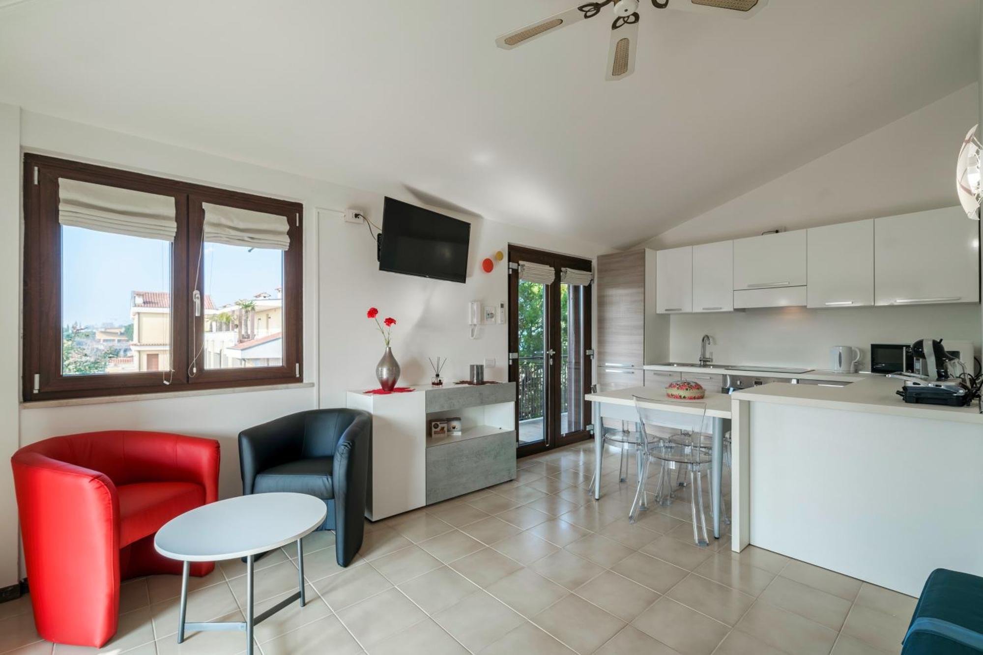 Casa Lugana 15 - Monolocale Con Piscina Fronte Lago Сірміоне Екстер'єр фото
